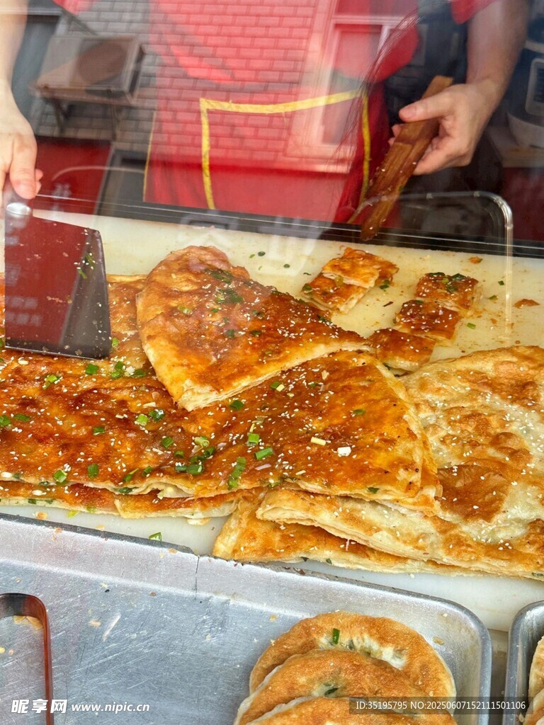 美味烤制面饼现场制作
