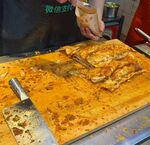 街头美味烤冷面制作中