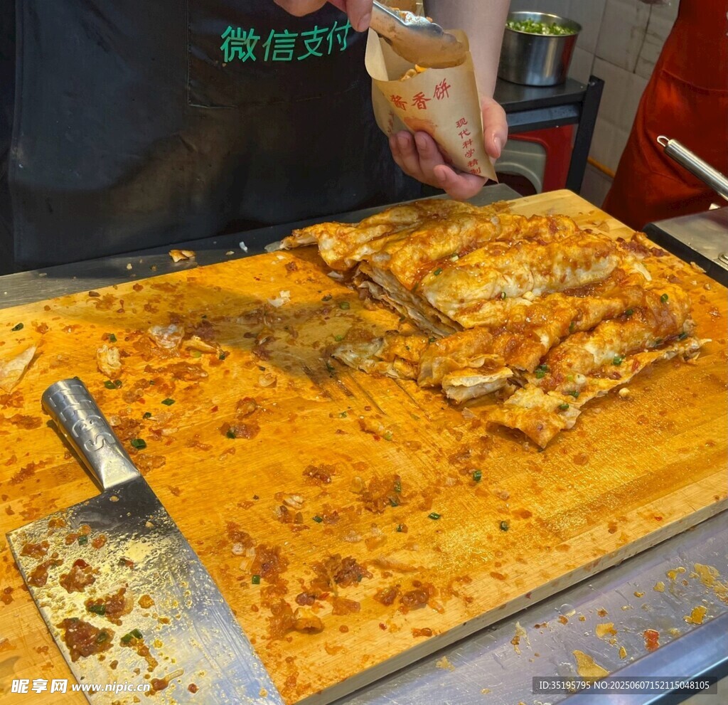 街头美味烤冷面制作中