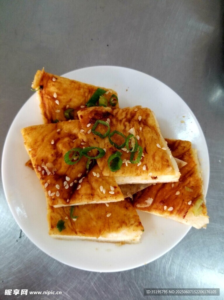 美味酱香饼摆于白盘
