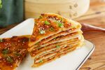 美味多层煎饼摆于盘中