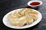 美味煎饺配蘸料