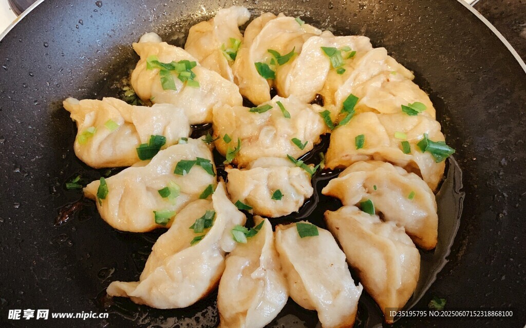 锅中美味煎饺