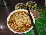 美味面条配多样小菜