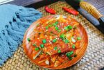 美味红烧菜肴摆于盘上