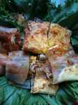 美味烤物摆于翠绿菜叶上