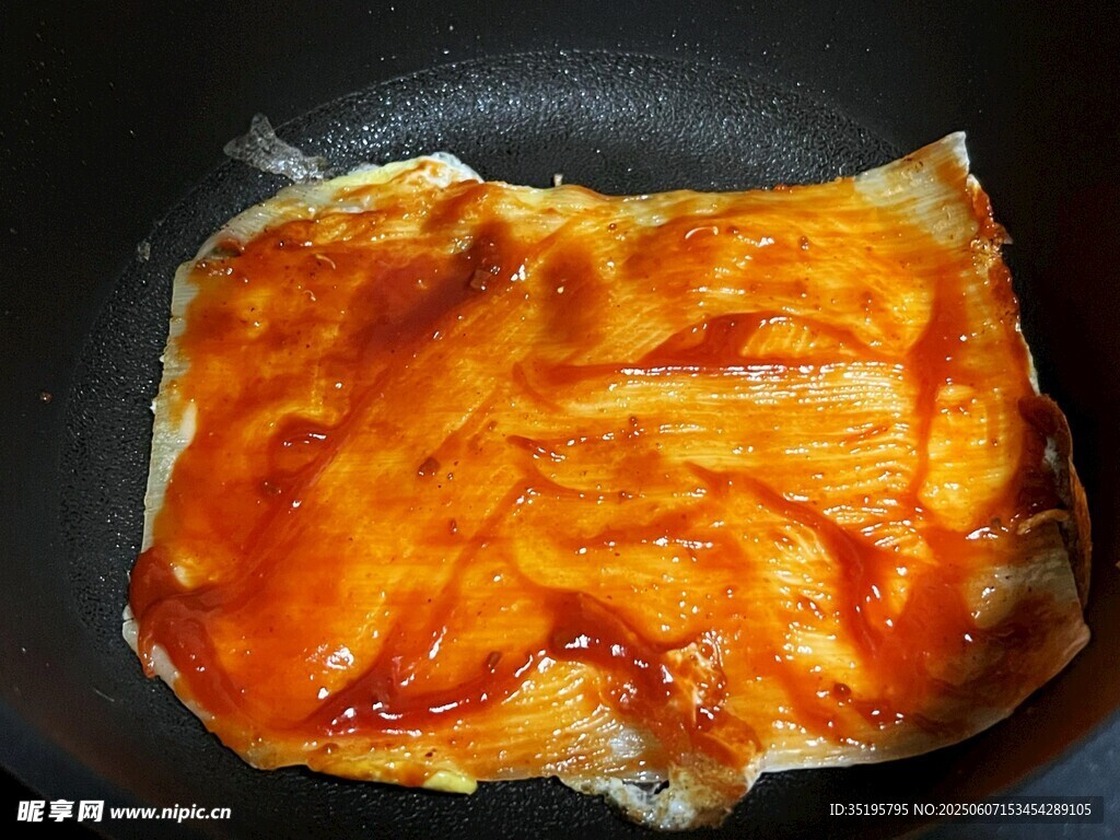 锅中煎制的美味酱料食物