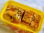 黄色餐盒中的美味糕点