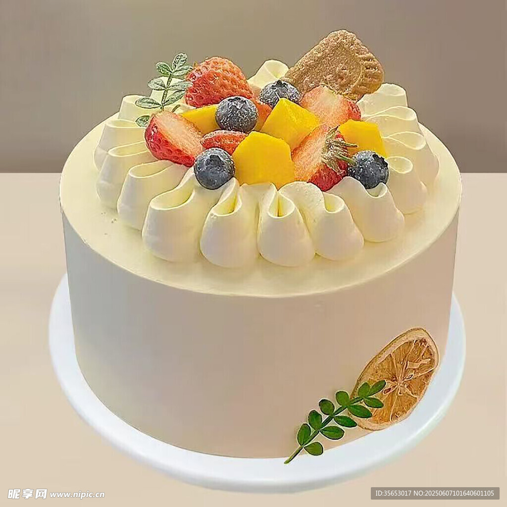 水果装饰的美味奶油蛋糕