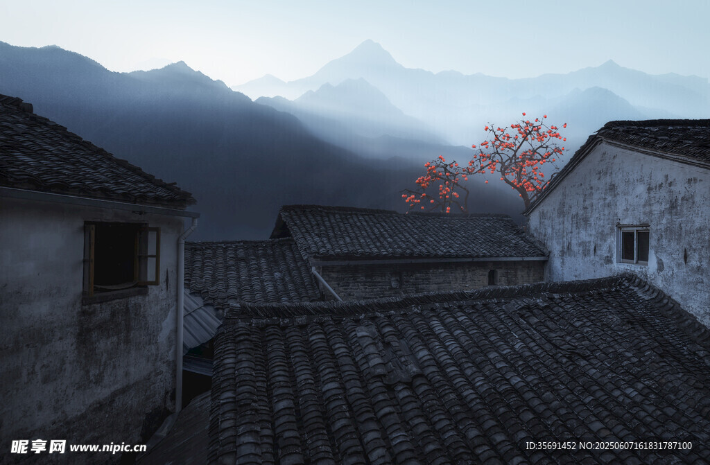 山村晨景 屋舍与远山相映