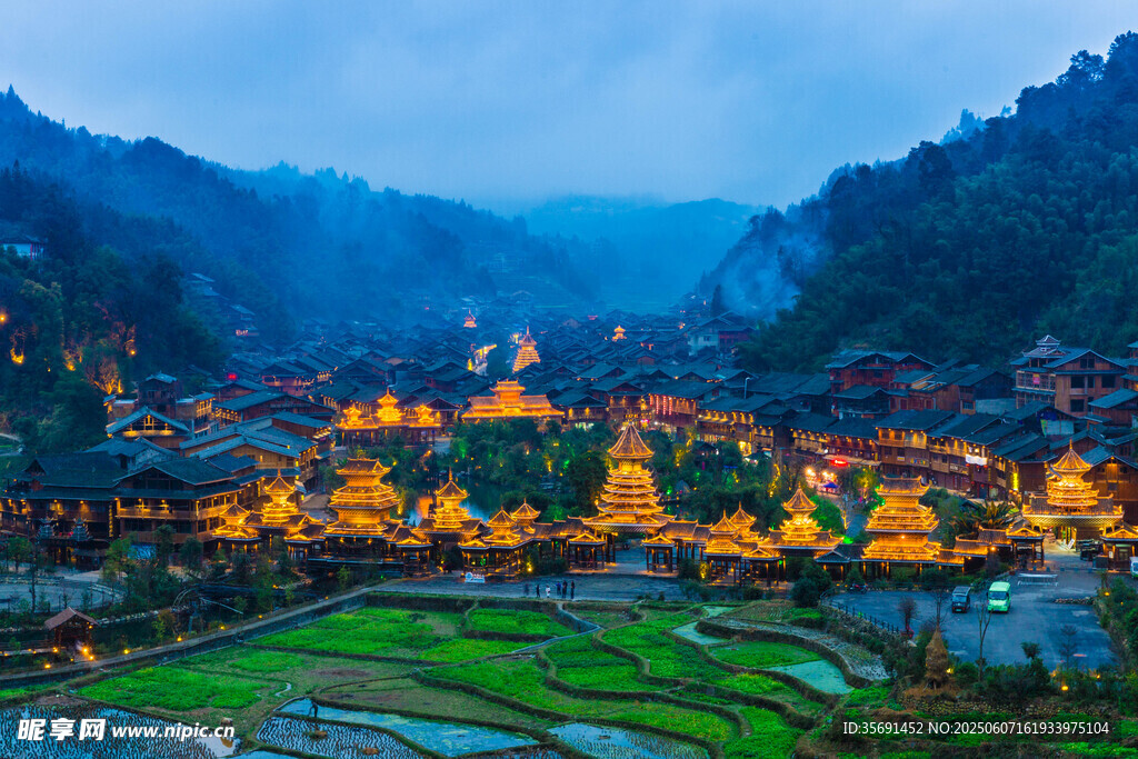 苗寨夜景与梯田交相辉映