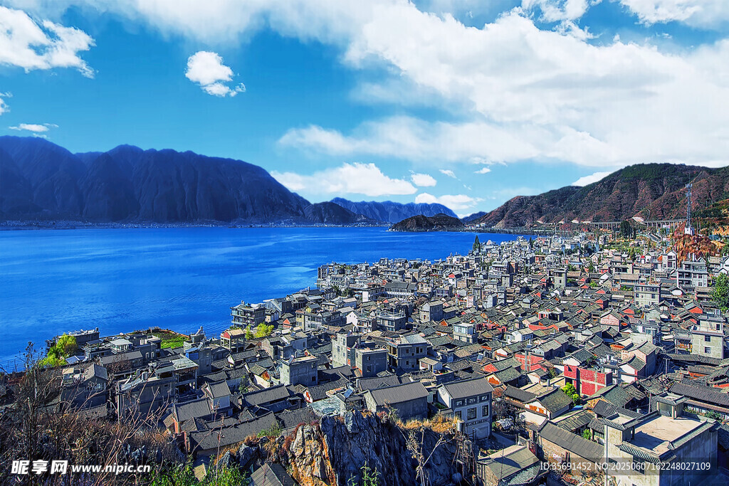 湖畔古城美景