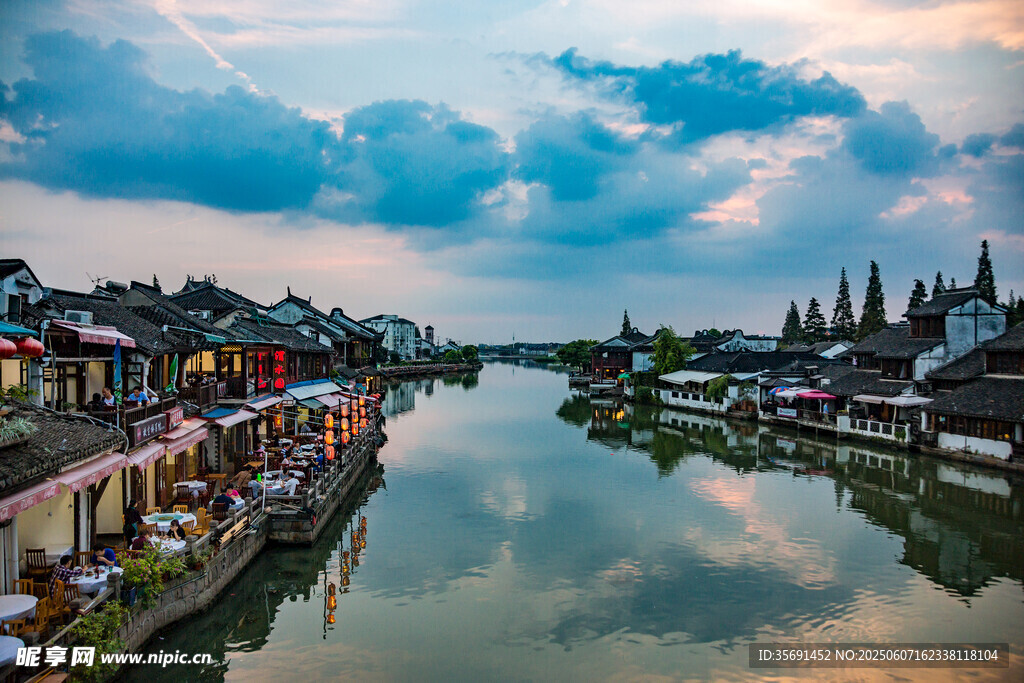 水乡古镇黄昏美景
