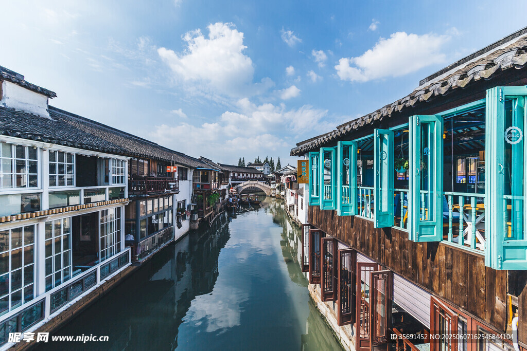水乡蓝绿建筑沿河景致