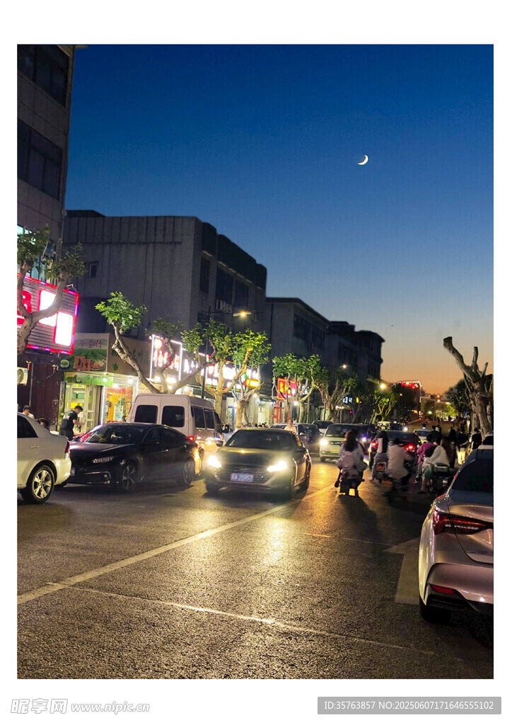 城市街道黄昏热闹景象