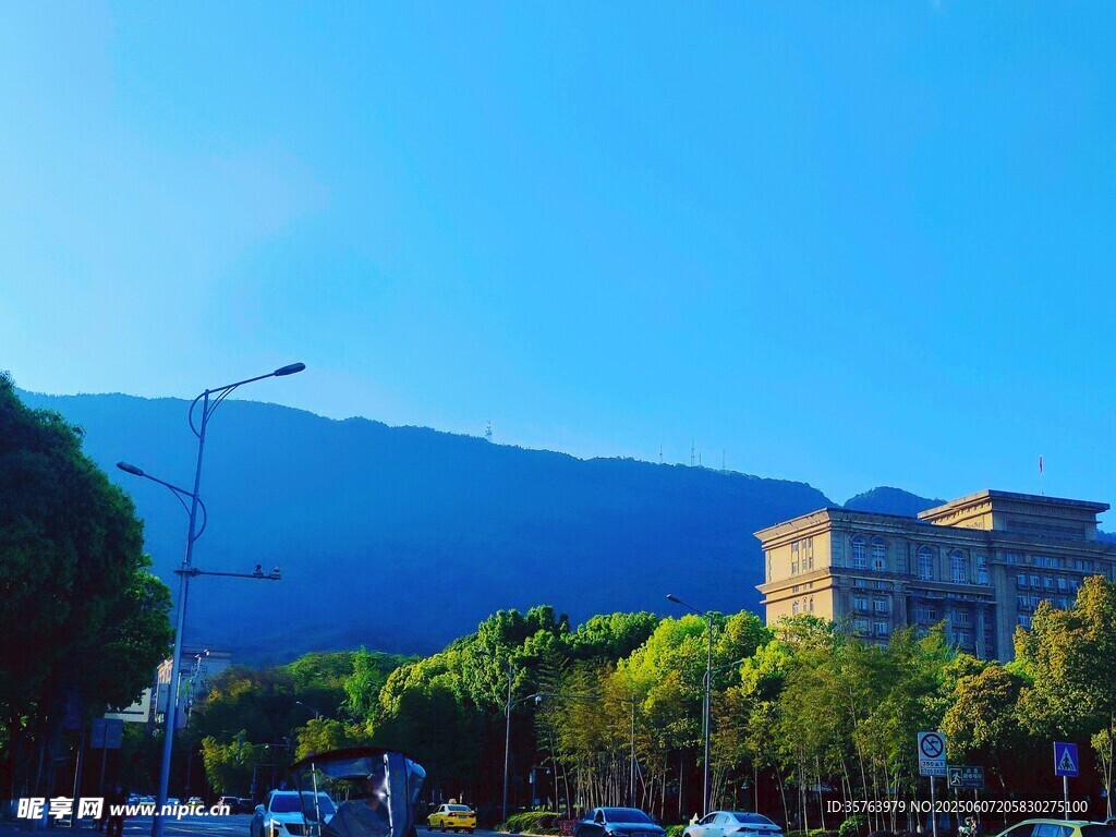 城市街景与远山蓝天