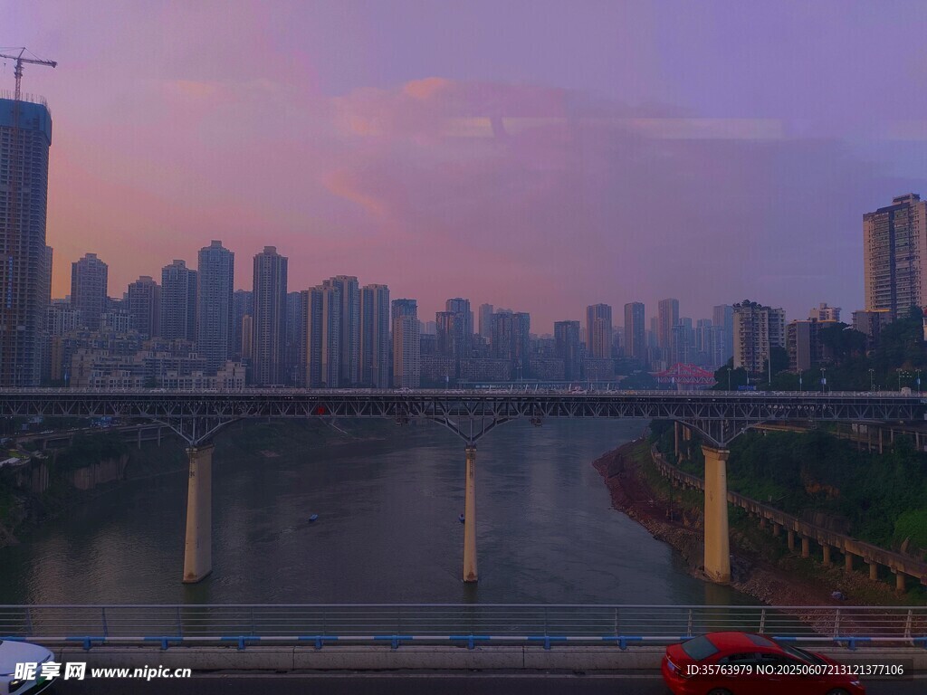 城市河畔黄昏美景