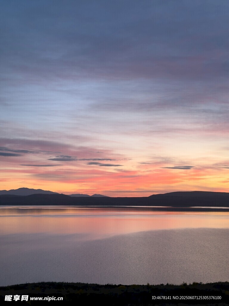湖畔绚丽晚霞美景