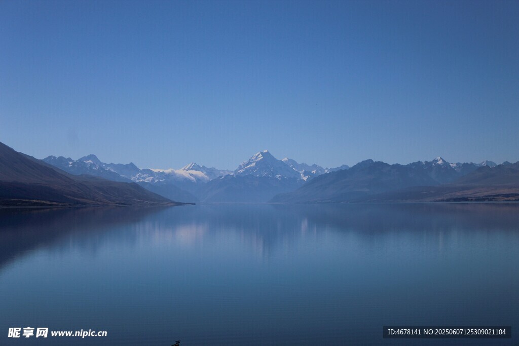 宁静湖景映远山