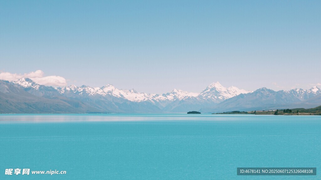 湛蓝湖水与远处雪山美景