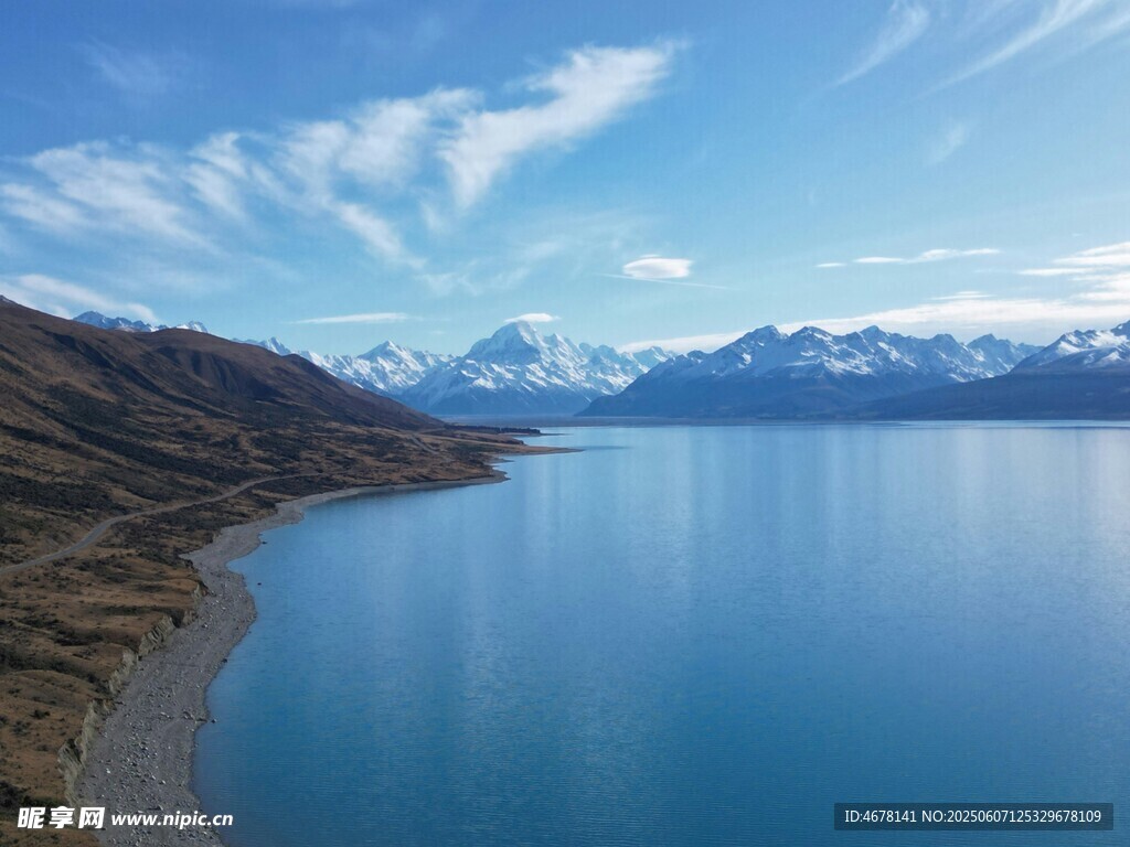 宁静湖畔的壮丽山水风光
