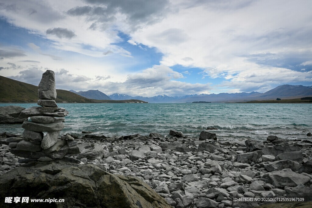 海边石堆与壮阔海景