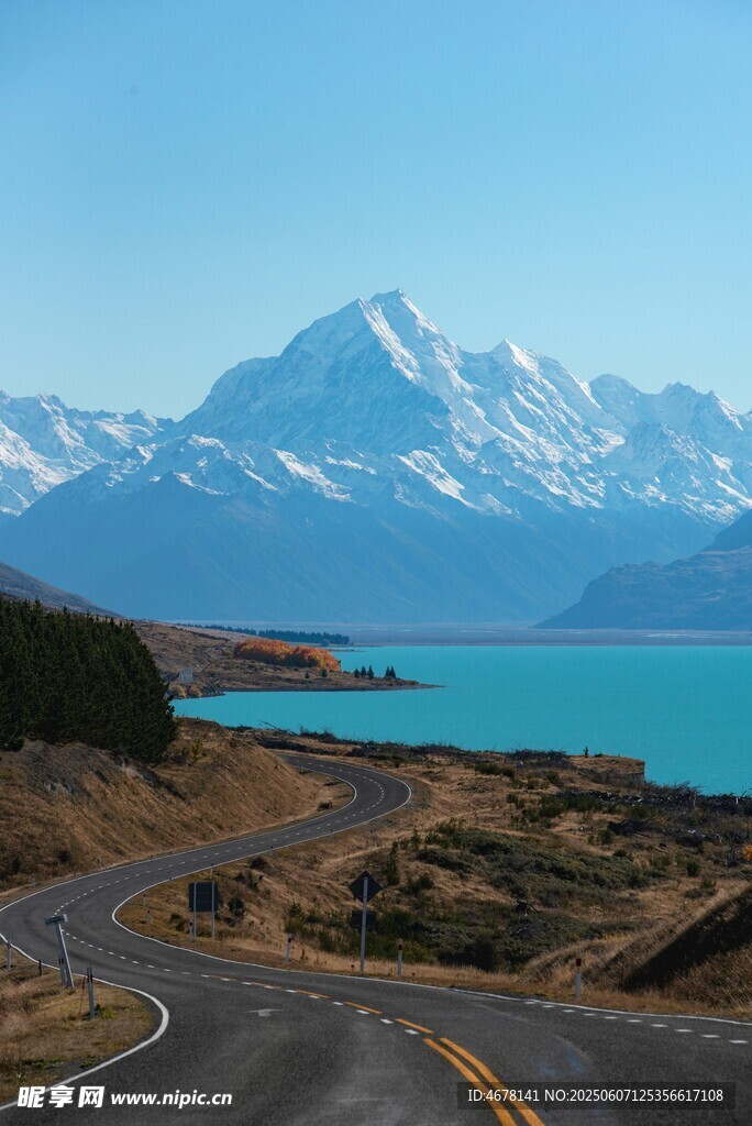 湖畔公路与远处雪山美景