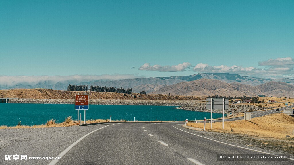 公路旁的美丽湖景风光