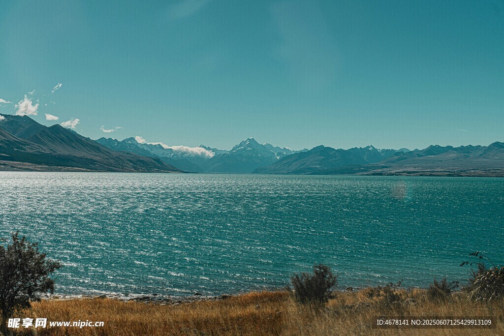 美丽湖景与远处山峦风光