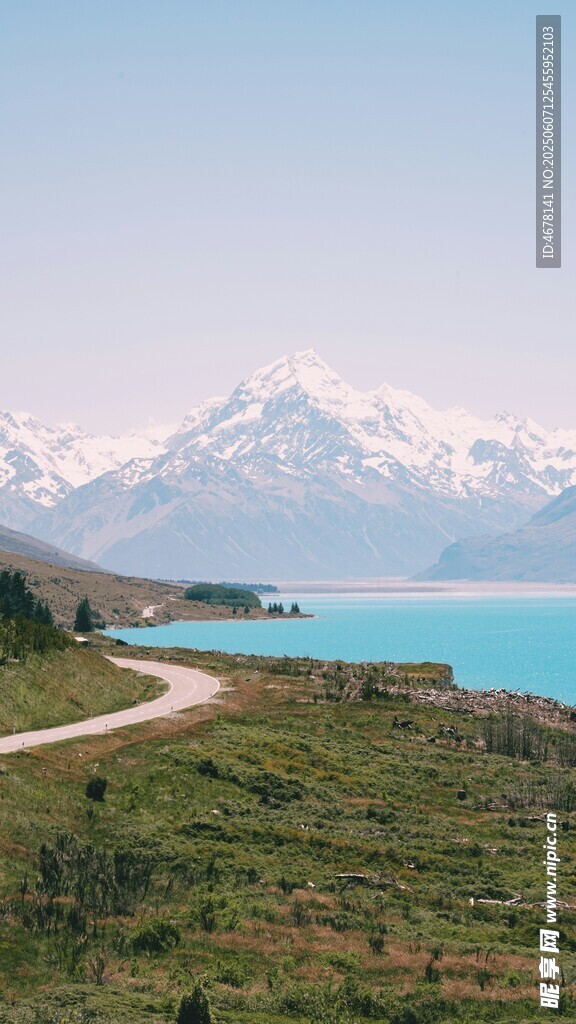 湖畔公路与远处雪山美景