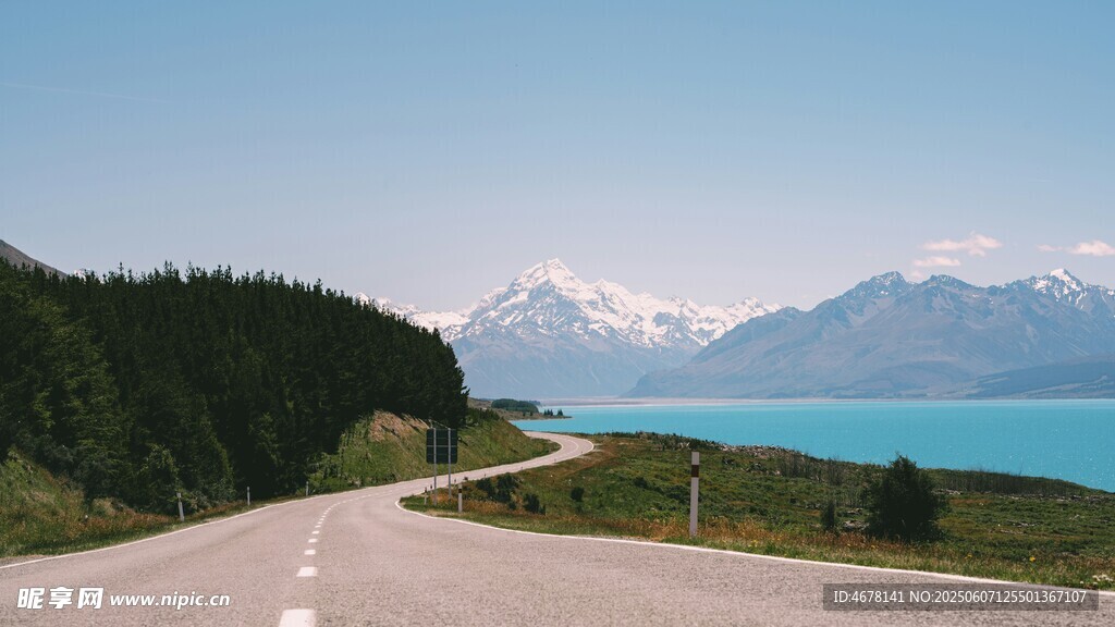 公路旁的湖光山色美景