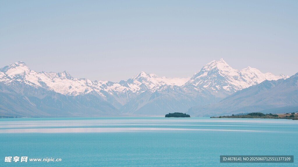 湛蓝湖水与远处雪山美景
