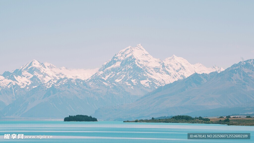 壮丽雪山下的静谧湖泊