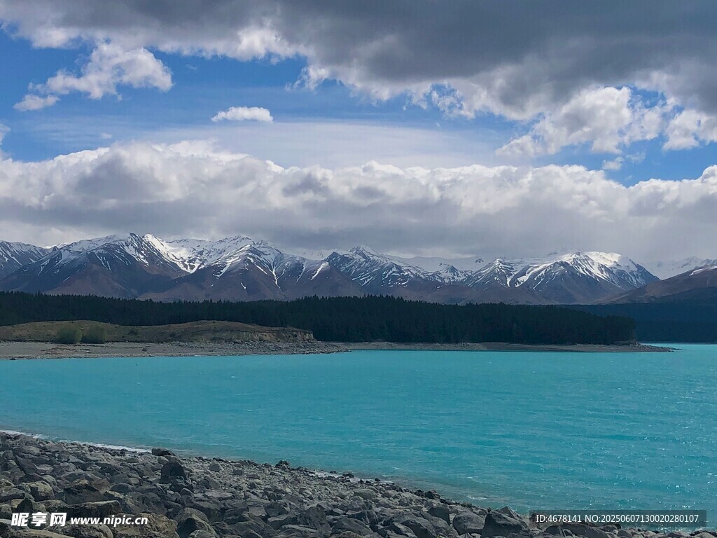 湖畔雪山美景
