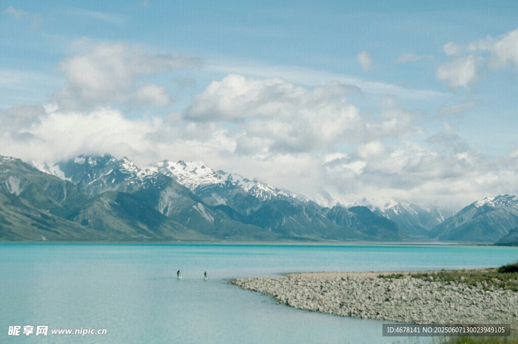湖畔雪山美景
