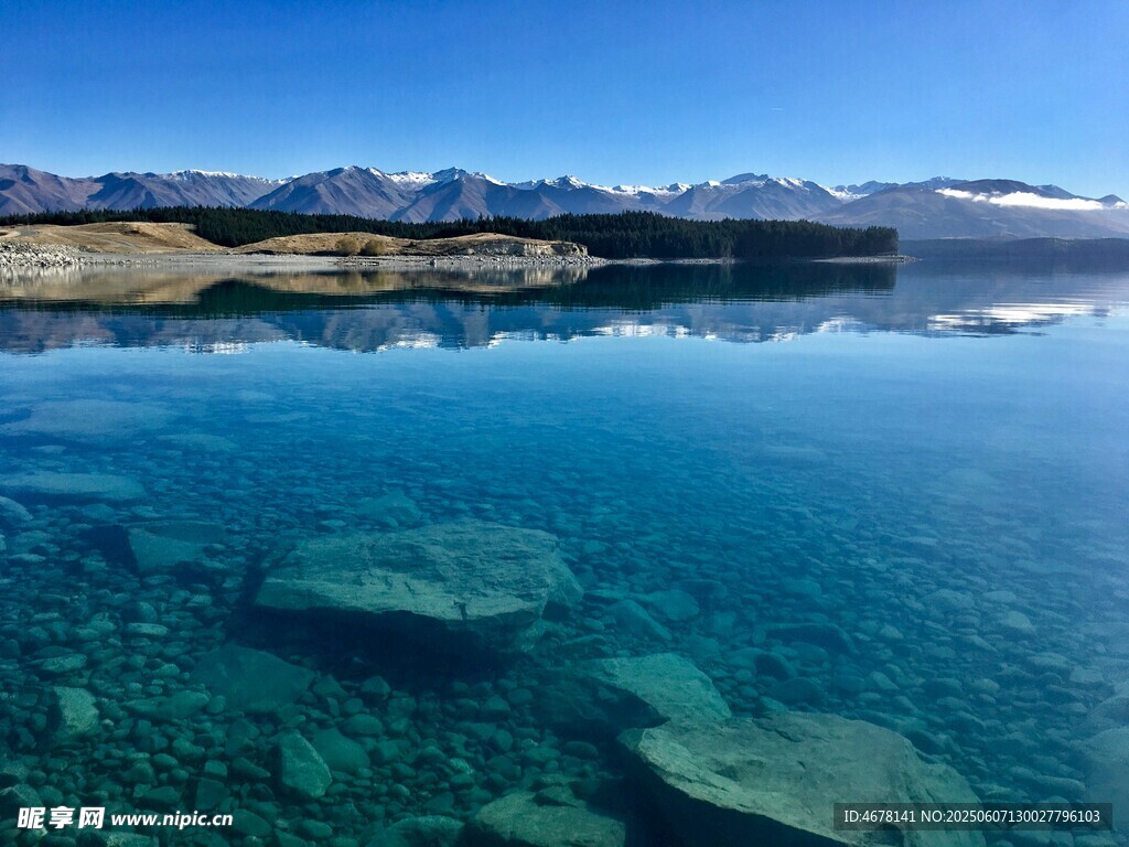 清澈湖水映远山美景