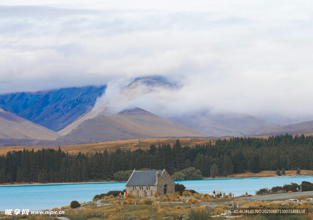 湖畔小屋与远山云雾美景