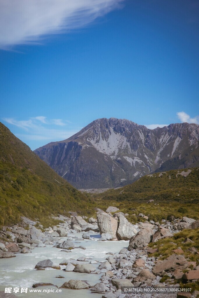 山间溪流与壮丽山脉景观
