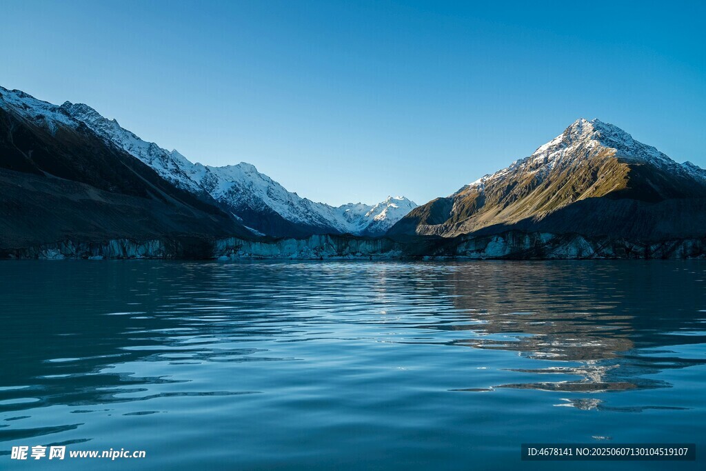 宁静山水间的湖光山色