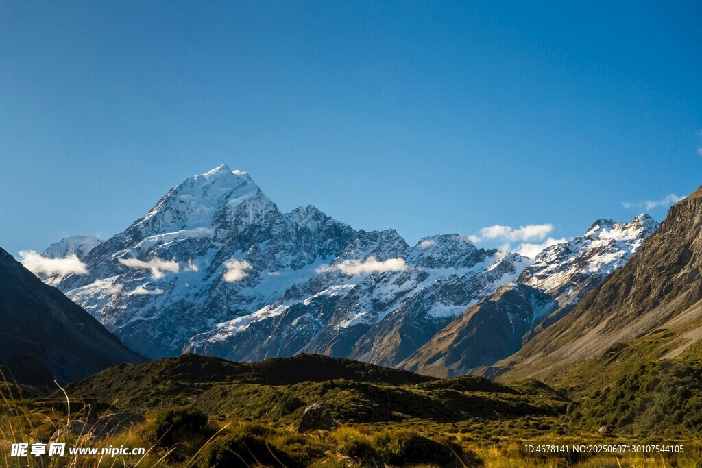 巍峨雪山壮丽自然景观