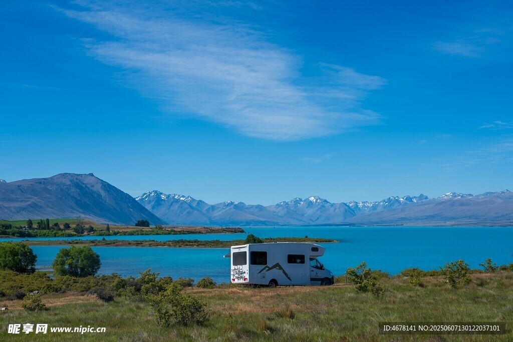 湖畔房车美景