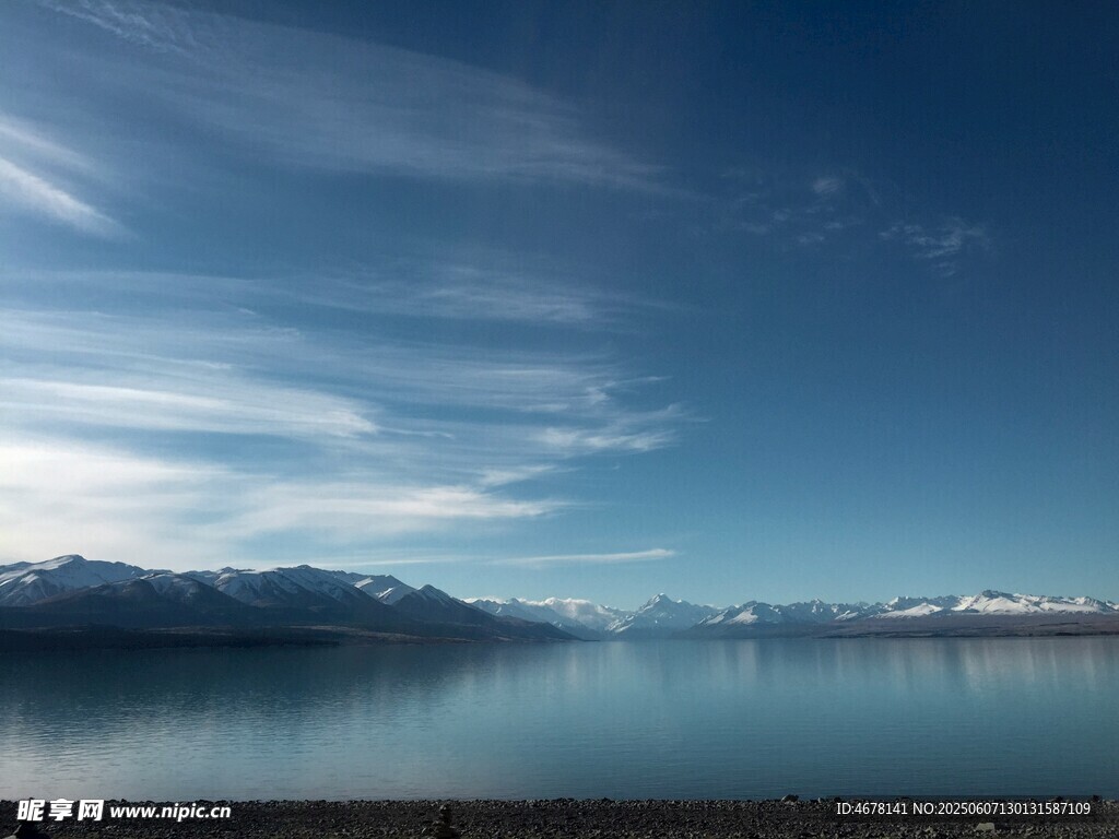 宁静湖面与远处雪山美景