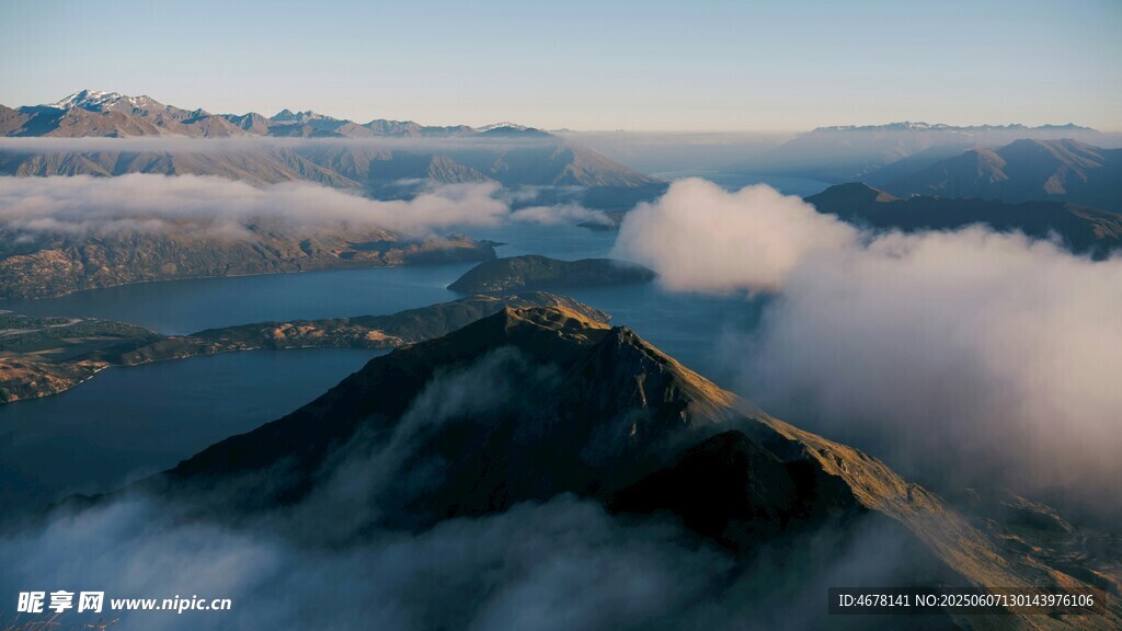 壮丽云海中的巍峨山峦