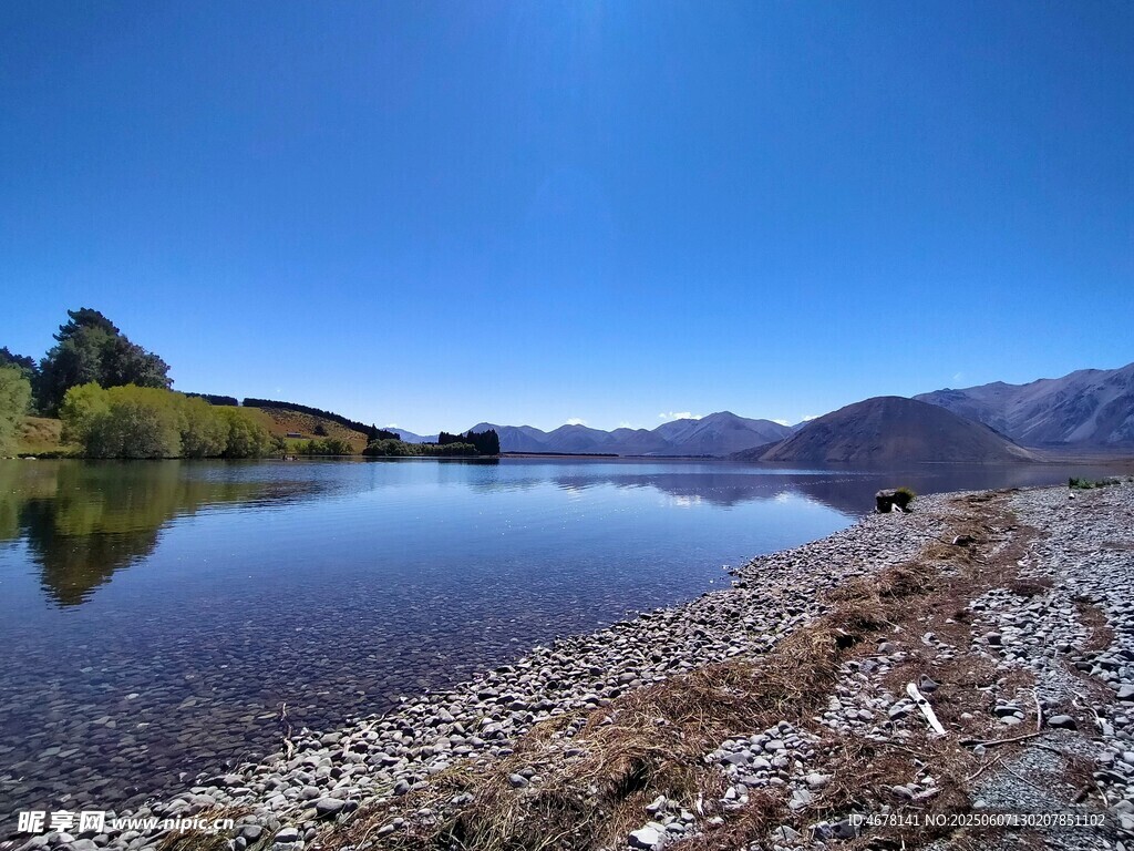 宁静湖畔美景