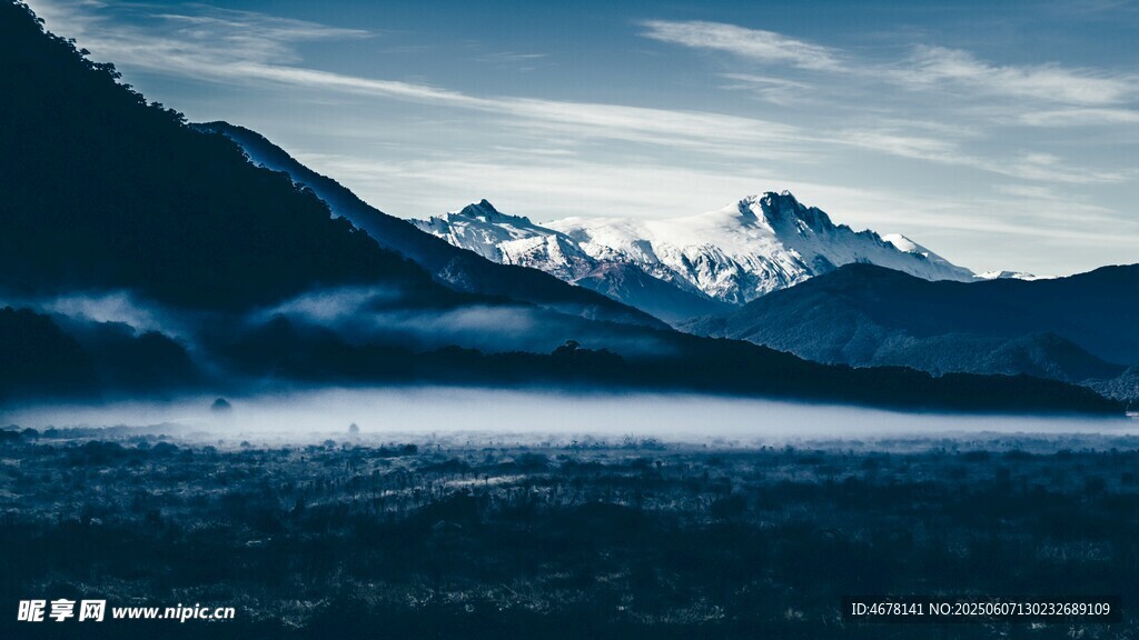 雪山下的静谧湖景