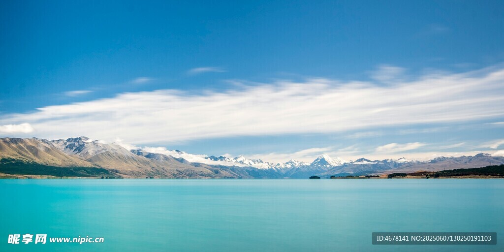 湛蓝湖水与远处雪山美景