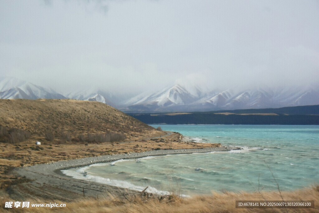 湖畔雪山美景