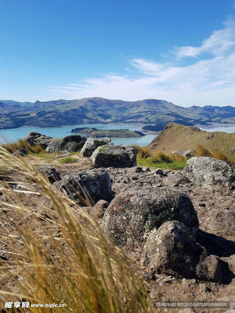 湖畔岩石景观