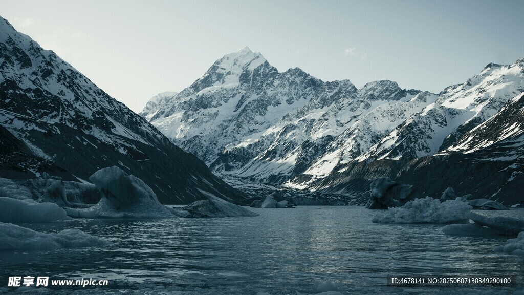 壮丽雪山下的静谧湖泊