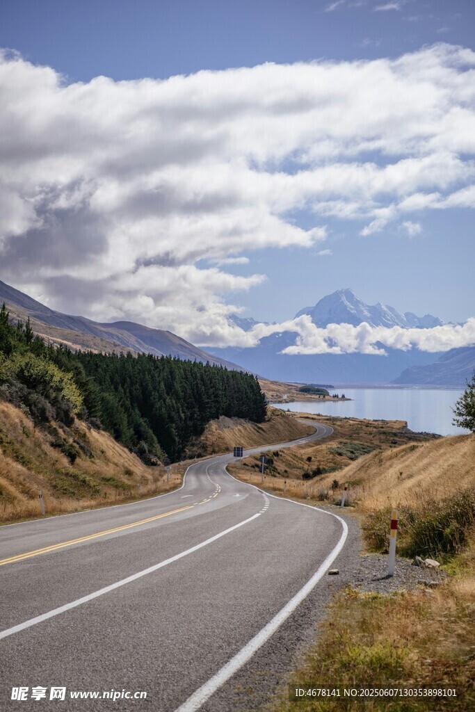 蜿蜒公路旁的壮美湖景